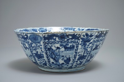 Un grand bol en porcelaine de Chine bleu et blanc de type kraak aux panneaux figuratives, Wanli