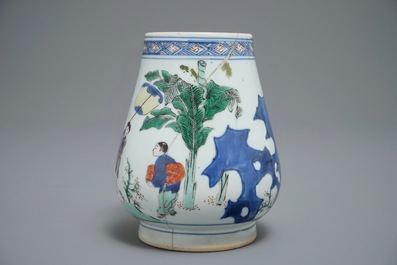 Un pot &agrave; pinceaux en porcelaine de Chine Wucai, &eacute;poque Transition