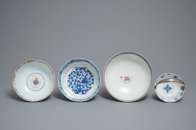 Quatre bols en porcelaine de Chine bleu et blanc, famille rose et de style Imari, Kangxi, Qianlong et 19&egrave;me