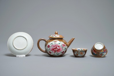 Een Chinese capucijner famille rose theepot en zes koppen en schotels, Qianlong