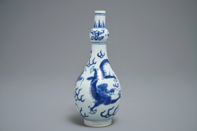 Un vase en porcelaine de Chine bleu et blanc &agrave; d&eacute;cor de dragons, &eacute;poque Transition