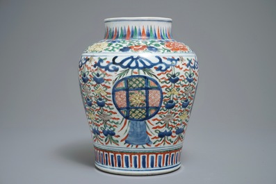 Un vase en porcelaine de Chine wucai aux embl&egrave;mes bouddhistes, &eacute;poque Transition, Chongzhen/Shunzhi