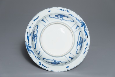 Un bol de type klapmuts en porcelaine de Chine bleu et blanc, Wanli