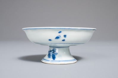 Une petite coupe sur piedouche en porcelaine de Chine bleu et blanc, marque de Chenghua, Wanli