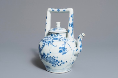 Un pot &agrave; vin et son couvercle en porcelaine de Chine bleu et blanc &agrave; d&eacute;cor raffin&eacute;, &eacute;poque Transition