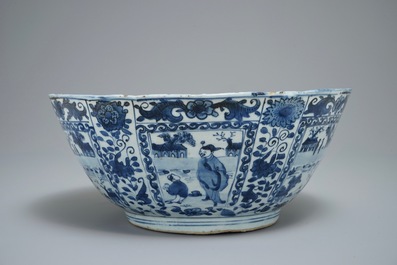 Un grand bol en porcelaine de Chine bleu et blanc de type kraak aux panneaux figuratives, Wanli