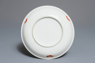 Un bol et une assiette en porcelaine de Chine rouge de fer figurant les dieux des &eacute;toiles, 19/20&egrave;me