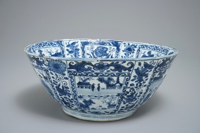 Un grand bol en porcelaine de Chine bleu et blanc de type kraak aux panneaux figuratives, Wanli