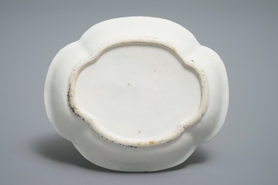 Deux bo&icirc;tes &agrave; th&eacute; et une tasse et soucoupe &agrave; d&eacute;cor en relief en porcelaine de Chine famille rose, Yongzheng/Qianlong