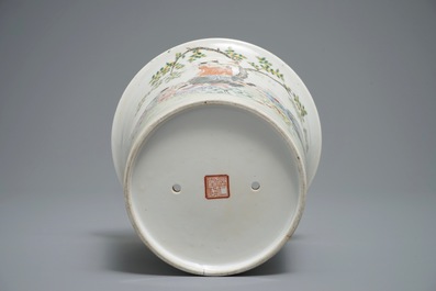 Un pot &agrave; fleurs en porcelaine de Chine famille rose &agrave; d&eacute;cor de gar&ccedil;ons jouants, R&eacute;publique, 20&egrave;me