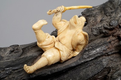Un groupe en ivoire sculpt&eacute; sur socle en bois de racine, Japon, &eacute;cole de Tokio, Meiji, 19&egrave;me