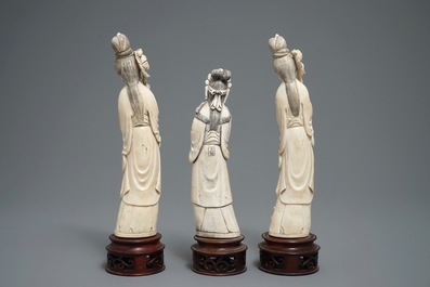 Drie Chinese ivoren figuren van dames op houten sokkels, 2e helft 19e eeuw