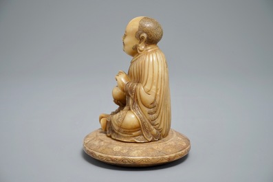 Une figure d'un homme assis sur socla &agrave; inscription en pierre de savon de Shoushan sculpt&eacute;, Chine, 19/20&egrave;me