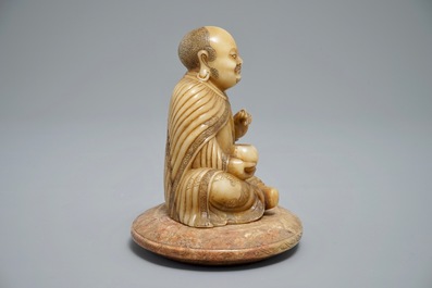 Une figure d'un homme assis sur socla &agrave; inscription en pierre de savon de Shoushan sculpt&eacute;, Chine, 19/20&egrave;me