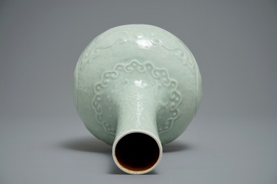 Un vase de forme bouteille en porcelaine de Chine c&eacute;ladon &agrave; d&eacute;cor en relief, marque de Qianlong, 19/20&egrave;me