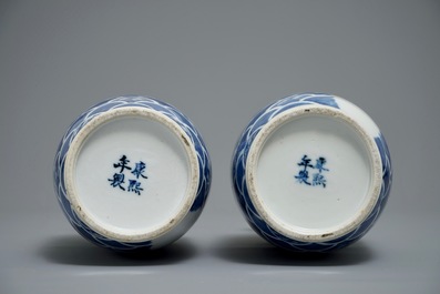 Une paire de vases de forme rouleau en porcelaine de Chine bleu et blanc, marque de Kangxi, 19&egrave;me