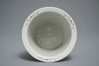 Un pot &agrave; fleurs en porcelaine de Chine famille rose &agrave; d&eacute;cor de gar&ccedil;ons jouants, R&eacute;publique, 20&egrave;me