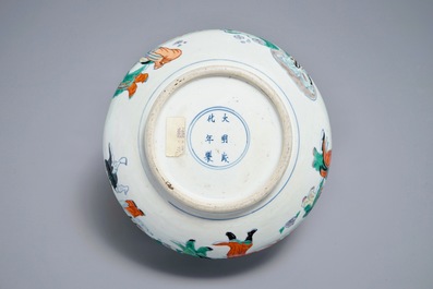 Un br&ucirc;le-parfum en porcelaine de Chine doucai &agrave; d&eacute;cor de figures dans un paysage, marque de Chenghua, Kangxi