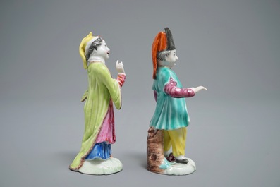 Een paar Chinese Meissen-stijl famille rose figuren in Turkse klederdracht, Qianlong