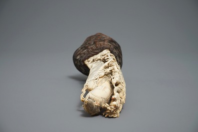 Une figure d'une immortelle entour&eacute;e d'animaux mythiques en ivoire sculpt&eacute;, Chine, 19&egrave;me