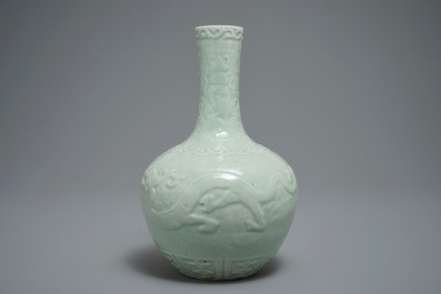 Un vase de forme bouteille en porcelaine de Chine c&eacute;ladon &agrave; d&eacute;cor en relief, marque de Qianlong, 19/20&egrave;me