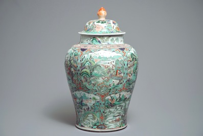 Un grand vase couvert en porcelaine de Chine famille verte &agrave; d&eacute;cor de paysages fluviales, Kangxi