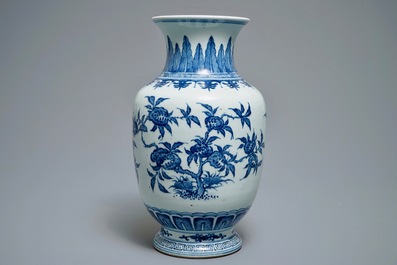 Un vase en porcelaine de Chine bleu et blanc &agrave; d&eacute;cor sanduo, 19/20&egrave;me