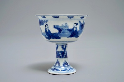 Un bol sur piedouche en porcelaine de Chine bleu et blanc, Chongzhen