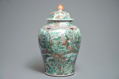 Un grand vase couvert en porcelaine de Chine famille verte &agrave; d&eacute;cor de paysages fluviales, Kangxi