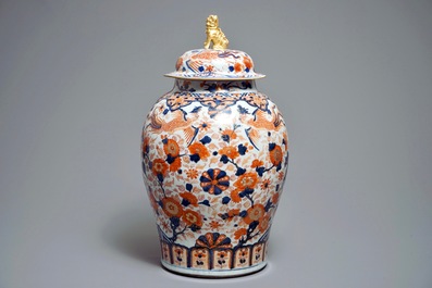 Un grand vase couvert en porcelaine de Chine de style Imari aux f&eacute;nix et qilins, Kangxi
