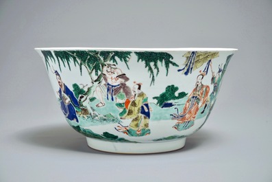 Un grand bol en porcelaine de Chine famille verte aux figures dans un paysage, Kangxi