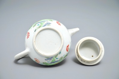 Een Chinese famille rose theepot met decor van hanen, Yongzheng