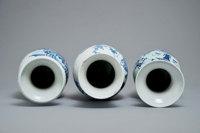 Trois vases en porcelaine de Chine bleu et blanc, 19&egrave;me