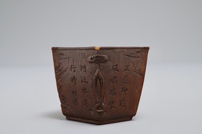 Een Chinese rituele beker in gesculpteerde bamboe met kalligrafie, 19e eeuw