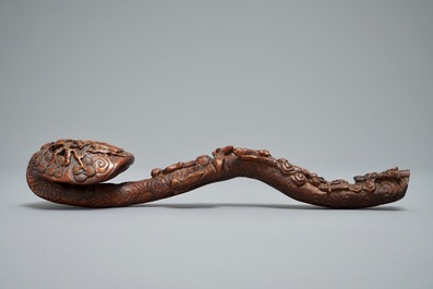 A Chinese carved wood ruyi scepter, 19/20th C.