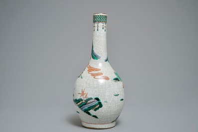 Un vase de forme bouteille en porcelaine de Chine famille verte sur fond craquel&eacute;, 19/20&egrave;me