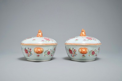 Une paire de terrines couvertes sur pr&eacute;sentoirs en porcelaine de Chine famille rose, Qianlong