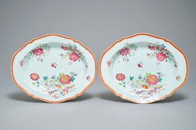 Une paire de terrines couvertes sur pr&eacute;sentoirs en porcelaine de Chine famille rose, Qianlong