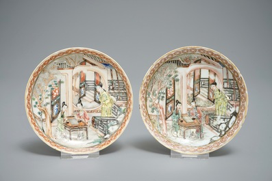 Une paire de tasses et soucoupes en porcelaine de Chine famille rose, Yongzheng/Qianlong