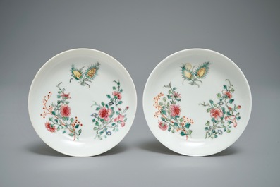 Une paire de tasses et soucoupes en porcelaine de Chine famille rose, Yongzheng