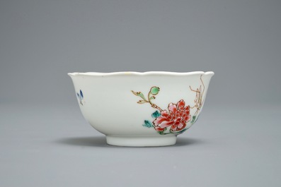 Une tasse et soucoupe en porcelaine de Chine famille rose &agrave; d&eacute;cor de coqs, Yongzheng