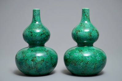 Une paire de vases de forme double gourde &agrave; d&eacute;cor de courges sur fond vert, R&eacute;publique, 20&egrave;me