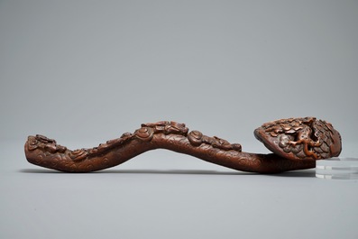 A Chinese carved wood ruyi scepter, 19/20th C.