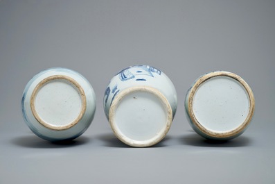 Trois vases en porcelaine de Chine bleu et blanc, 19&egrave;me