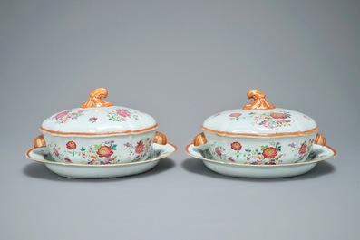 Une paire de terrines couvertes sur pr&eacute;sentoirs en porcelaine de Chine famille rose, Qianlong