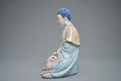 Une grande figure de Bouddha Shakyamuni en porcelaine de Chine famille rose, 19/20&egrave;me