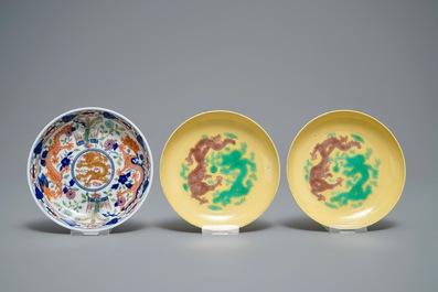 Drie Chinese bordjes met draken en feniksen en een onderglazuur decor kom, Kangxi en Guangxu merken, 19/20e eeuw