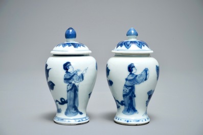 Une paire de vases couverts miniatures ou bo&icirc;tes &agrave; th&eacute; en porcelaine de Chine bleu et blanc, Kangxi