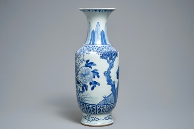 Een grote Chinese blauwwitte vaas met een dame met kalligrafie, 19e eeuw