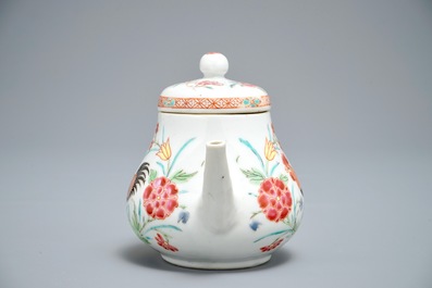 A Chinese famille rose teapot with roosters, Yongzheng